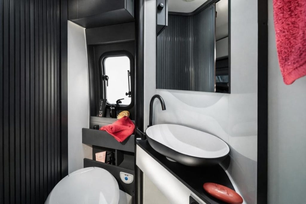 adria twin 600 baño completo